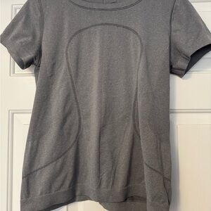 Lululemon Athletica Gray Fitted Short Sleeve Tee